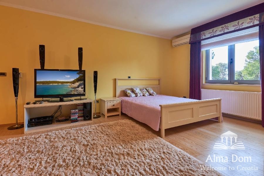 Prima filla-villa con garage e la piscina 16