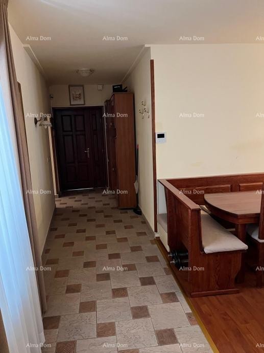 Poreč – Dekumanova ulica, pješačka zona. Prostrani i potpuno opremljeni stan na odličnoj lokaciji! 4