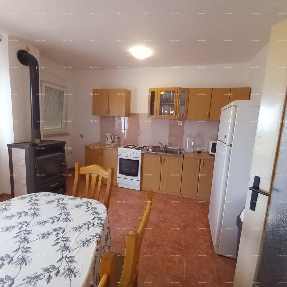 Prodaja, Ližnjan , kuća u nizu sa tri apartmana. 31