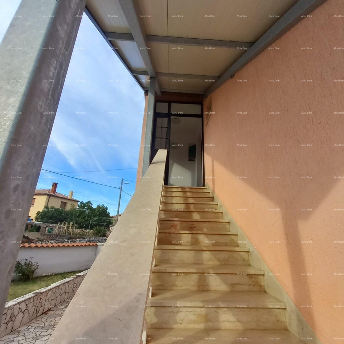 Prodaja, Ližnjan , kuća u nizu sa tri apartmana. 46