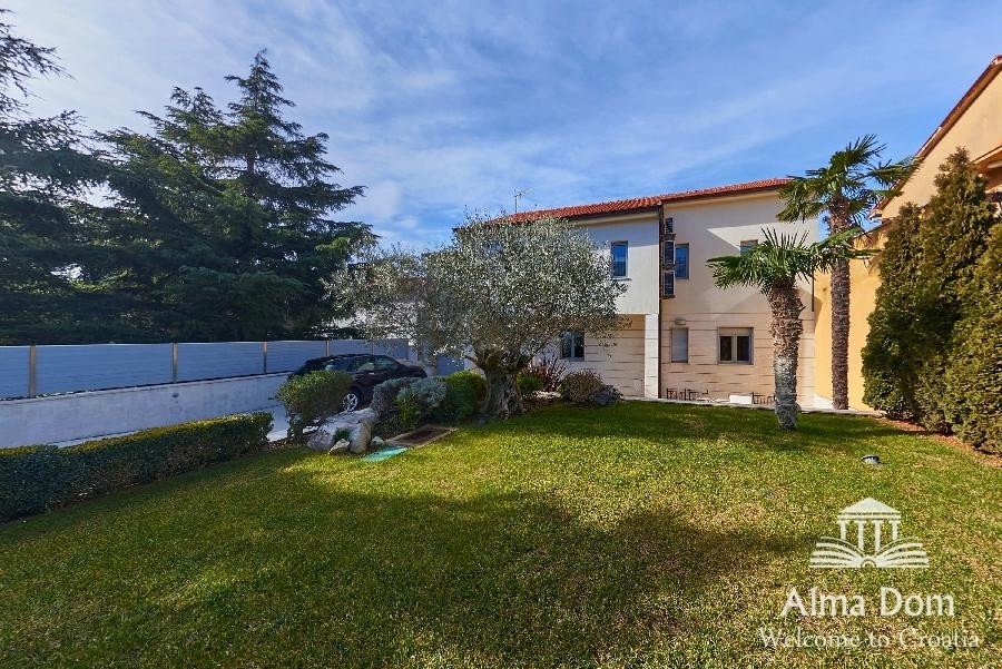 Prima filla-villa con garage e la piscina 2