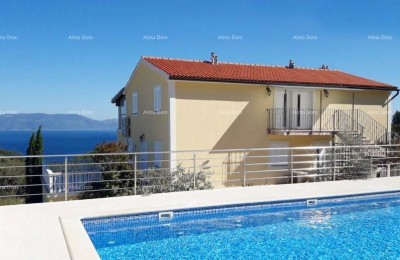 Лабин, Апартаментный дом с бассейном и видом на море