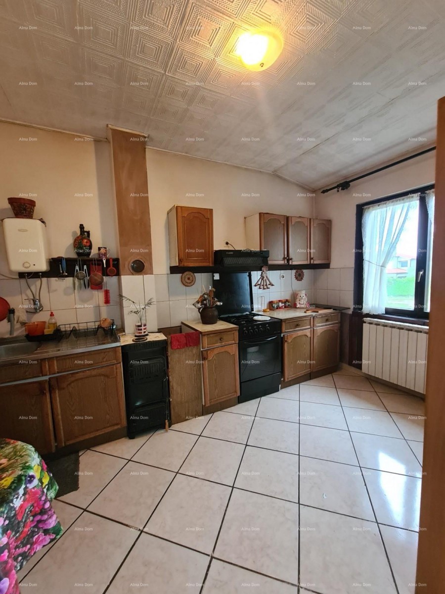 Prodamo hišo z velikim dvoriščem, Jadreški 6