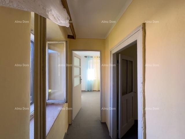 We are selling a large detached house with a spacious yard! 23