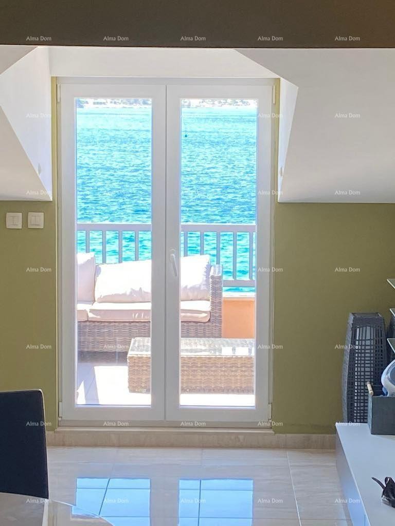 Prodaja - Prvi red do mora! Moderna, prostrana kuća s 4 zasebna stana, garažom i vezom, Rogoznica. 8