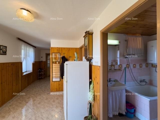 We are selling a large detached house with a spacious yard! 11