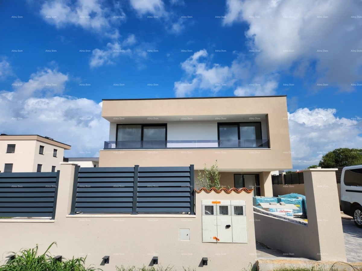 Prodamo hišo na odlični lokaciji. Blizu marine. 32