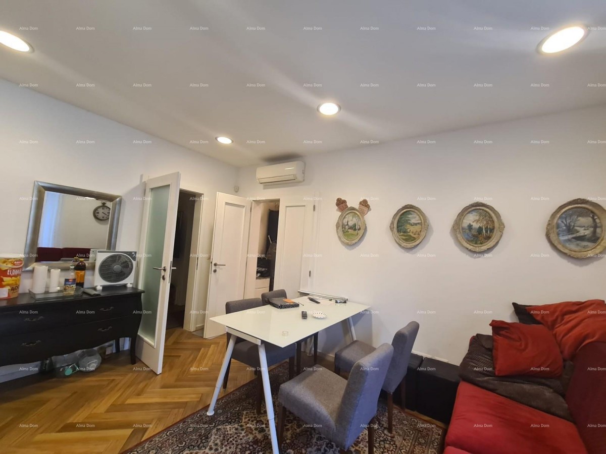 PRODAJA STANA S DVA APARTMANA – PULA 12