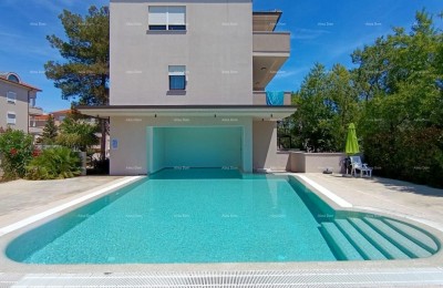Apartment with terrace, parking space, and shared pool – Premantura
