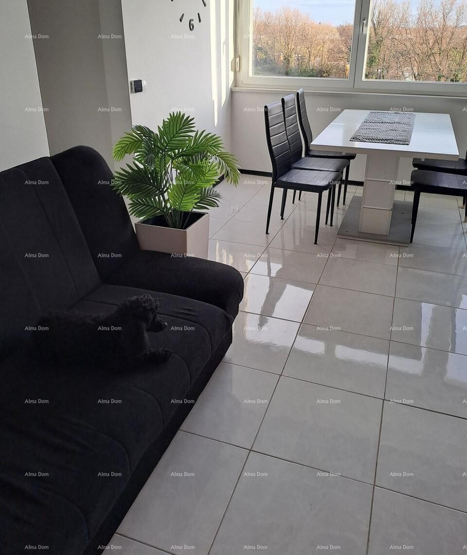 Na prodaju renoviran  stan s prekrasnim pogledom na more 1