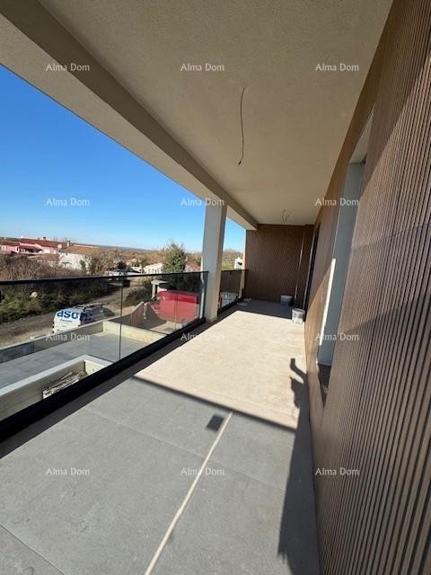 Šišan. Novozgrajena hiša z bazenom 36