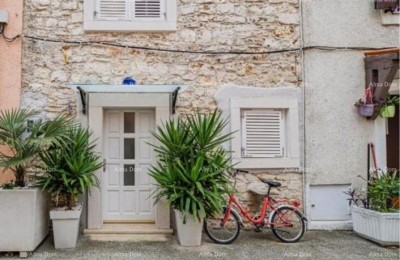 Prodaja - Kuća u centru, samo 50 m udaljena od mora, Umag!
