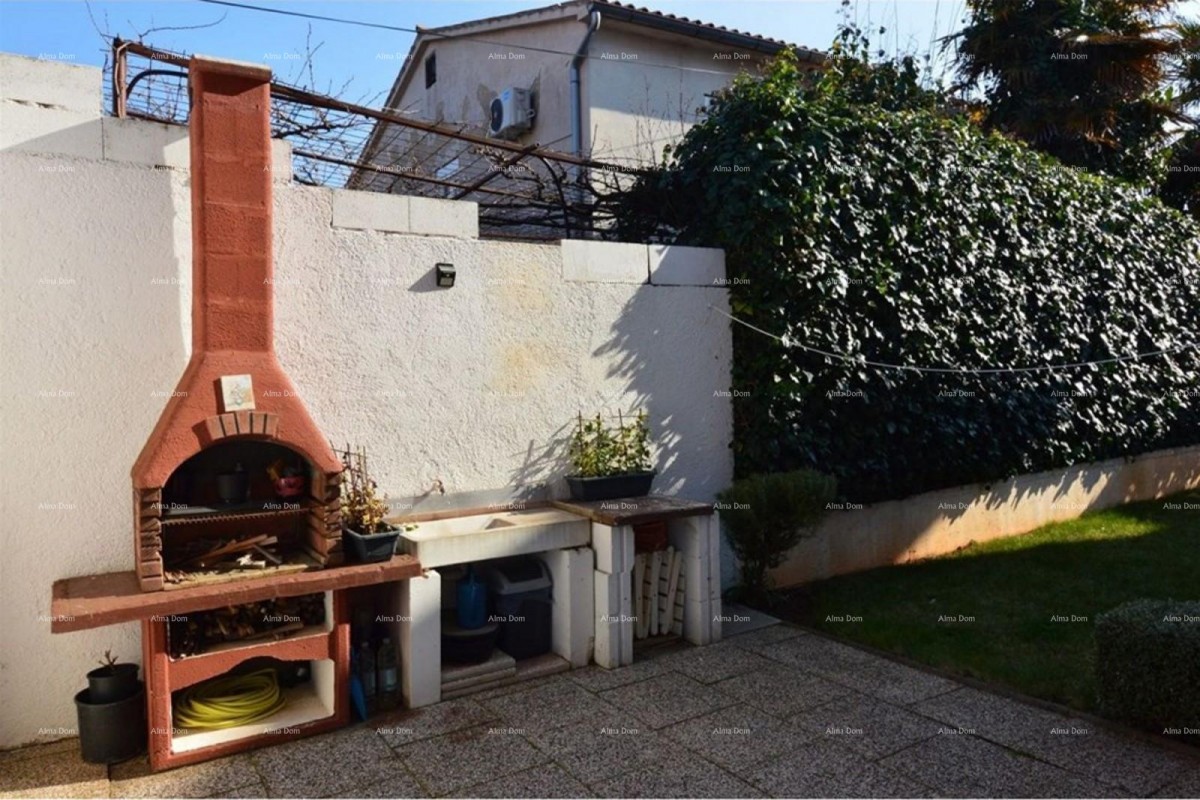 Prostrano stan s dvorištem, Tar 13