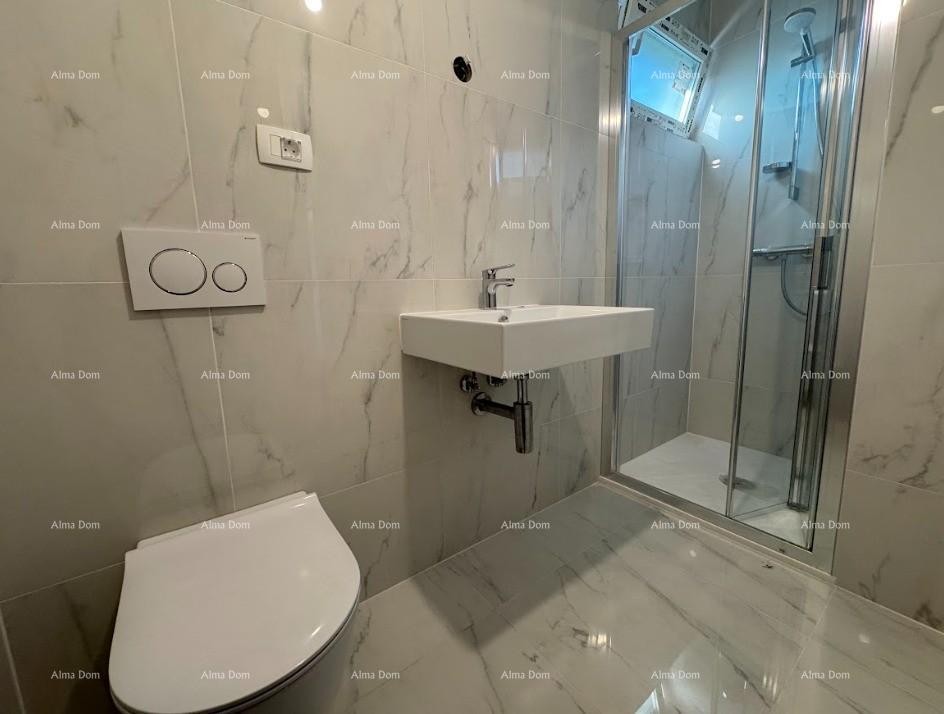 Luksuzan dvoetažni stan s pogledom na more i prostranom terasom u Zambratiji 14