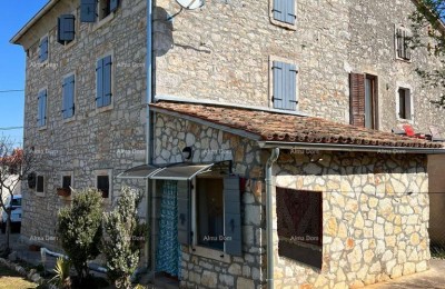 Una bella casa in pietra a dieci chilometri dal centro di Parenzo.