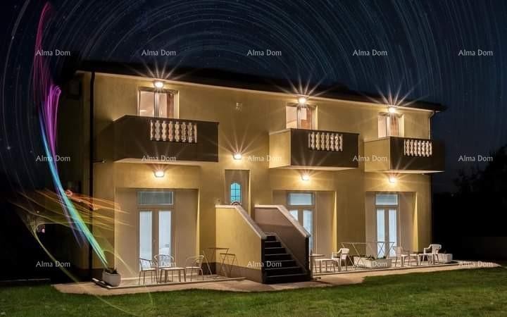 Umag. A beautiful house with six apartments. 3