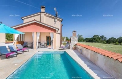 Красивый дом с бассейном, утопающий в зелени!