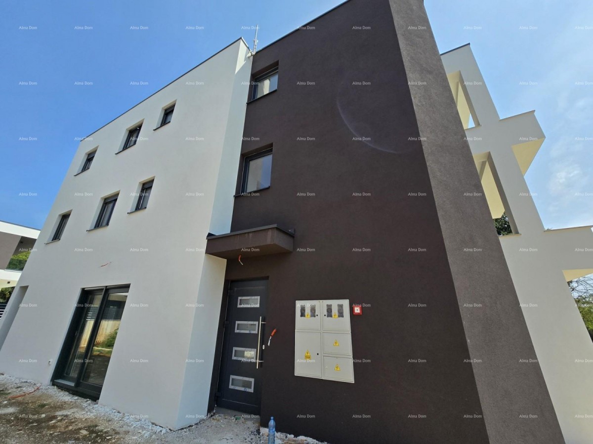 Moderni stan u novogradnji, USJELJIV, 500 m od mora translates to Italian as: 4