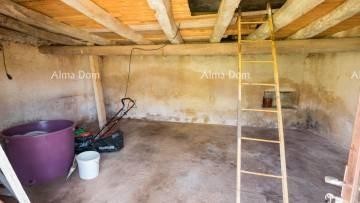 Authentic Istrian Property Near Žminj – House with Great Potential! 12