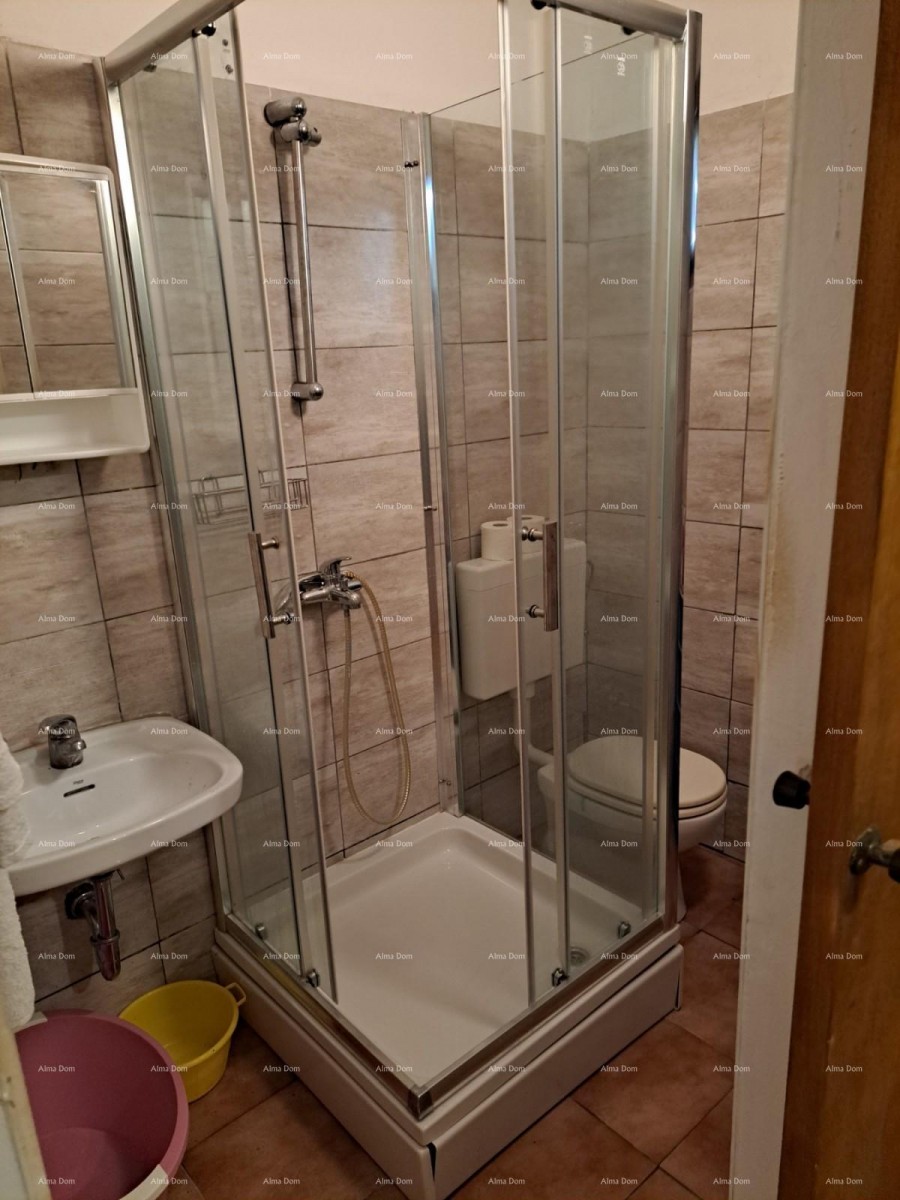 Na prodaj je hiša s kletjo, veliko teraso, dvema trisobnima stanoma in dvoriščem. Odlična priložnost za naložbo! 3