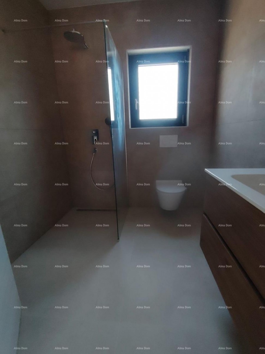 Moderni stan u novogradnji, USJELJIV, 500 m od mora translates to Italian as: 12