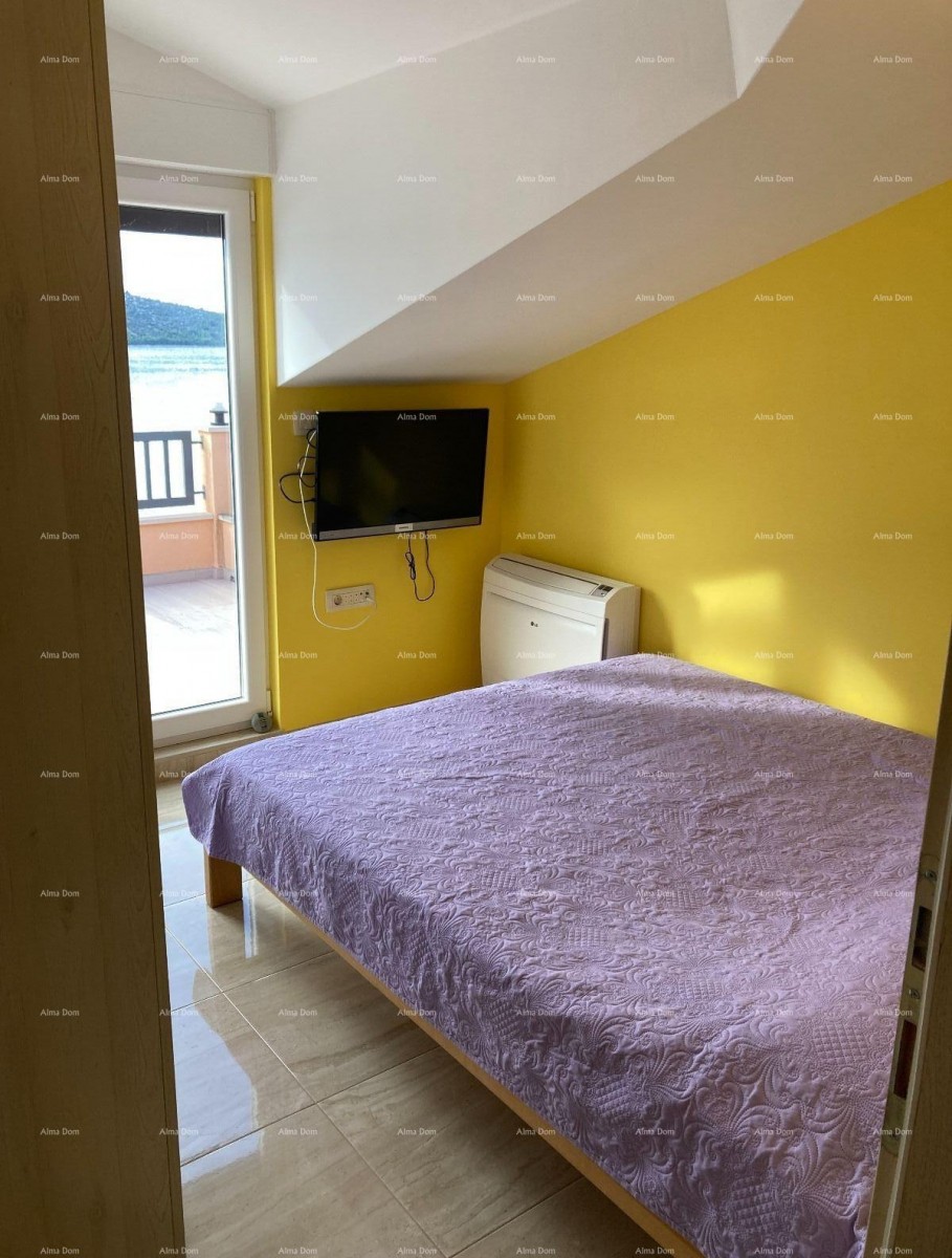 Prodaja - Prvi red do mora! Moderna, prostrana kuća s 4 zasebna stana, garažom i vezom, Rogoznica. 12