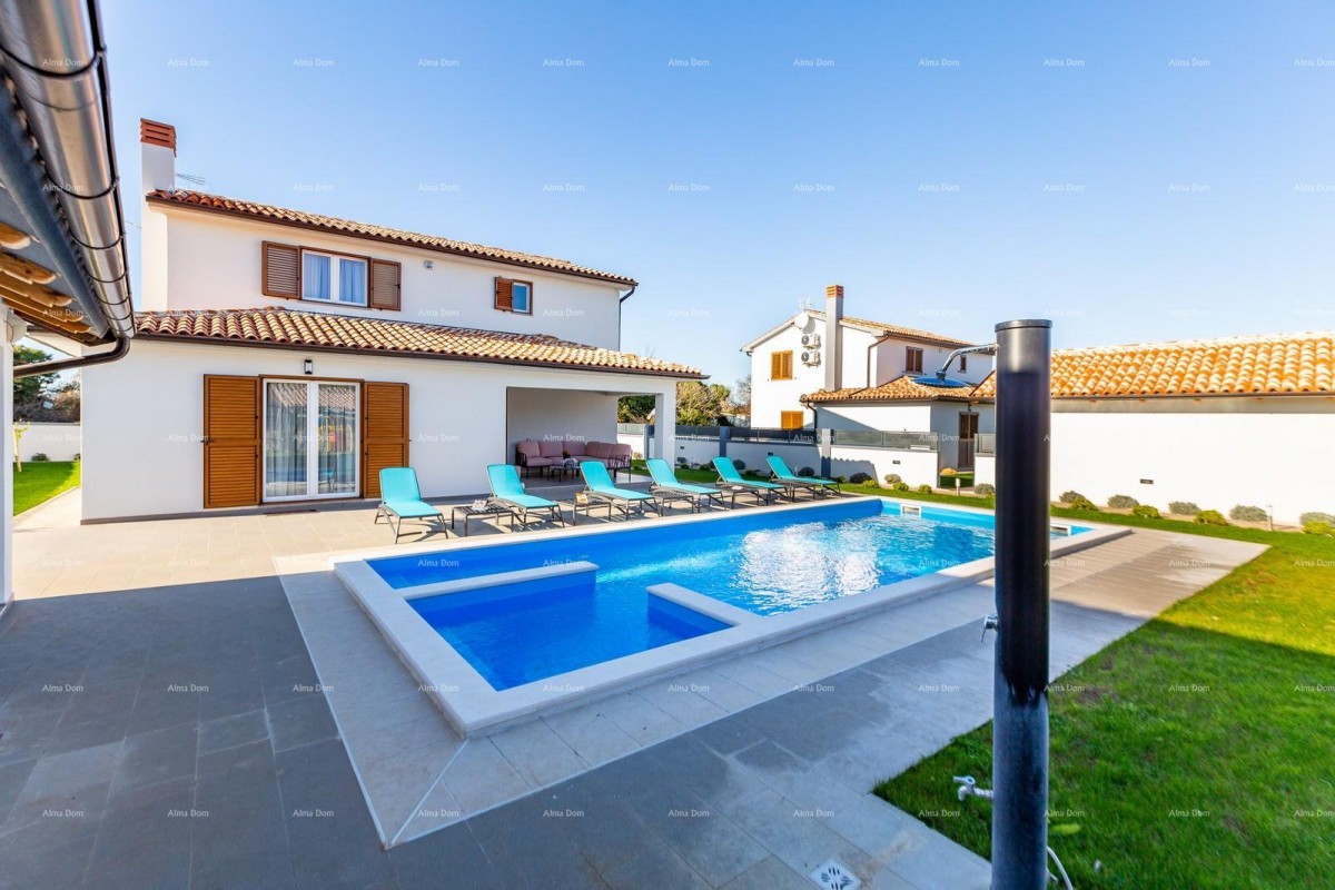 Detached house in Pula.  8 km.   Šikići. 13