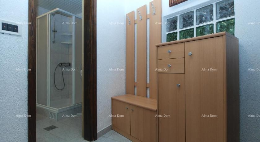 KUĆA SA TRI  APARTMANA,  MEDULIN 24