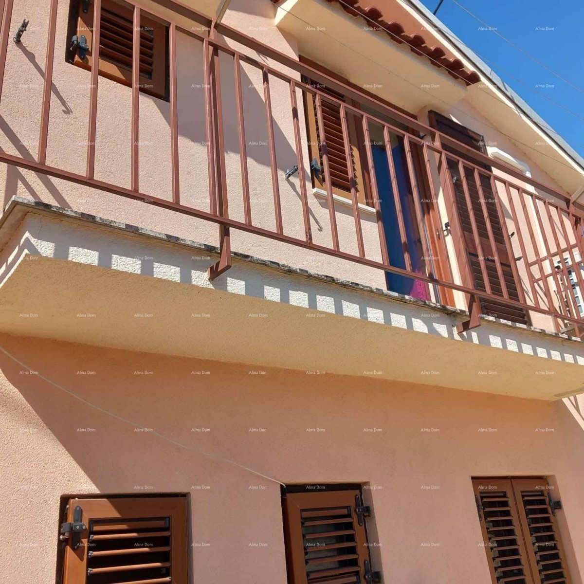 Prodaja kuće s dvorištem i parkirnim mjestima, Pula! 1