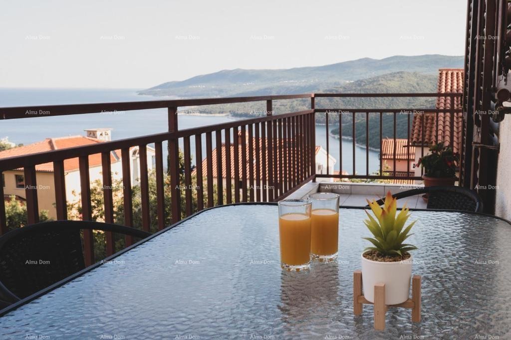 Stiamo vendendo un appartamento a Rabac con vista sul mare. 1