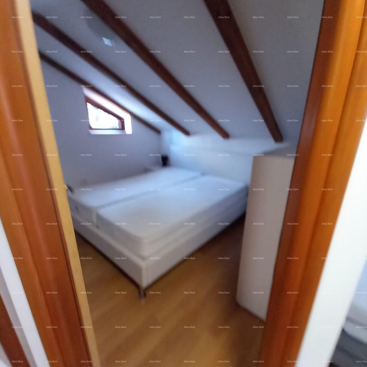 Pješčana Uvala, 200 meters from the beach and sea, a charming house with three apartments. 28