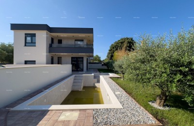 Prodamo vilo dvojček z bazenom in garažo