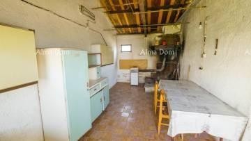 Authentic Istrian Property Near Žminj – House with Great Potential! 13