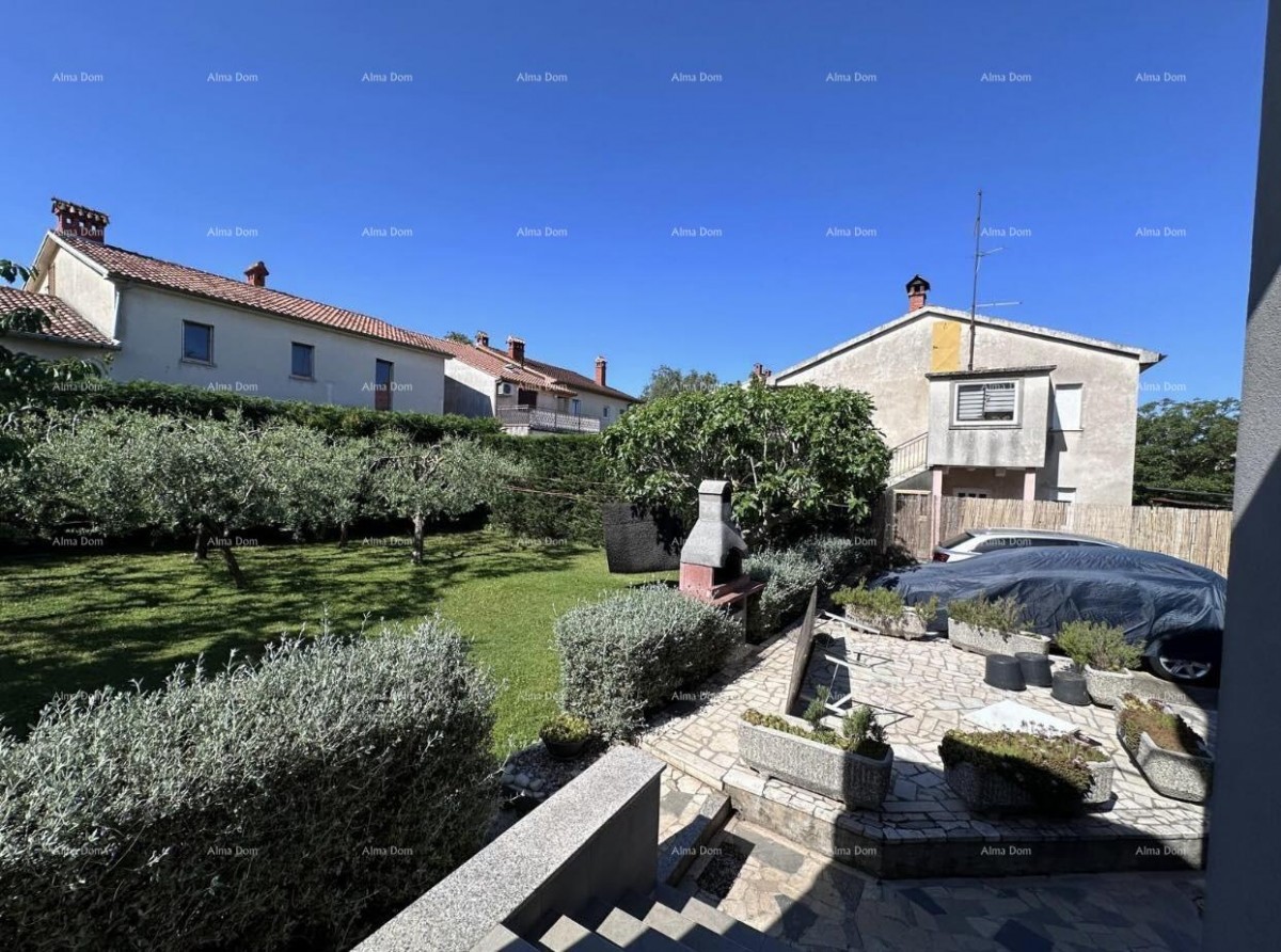 House with permission to build 4 apartments! 6