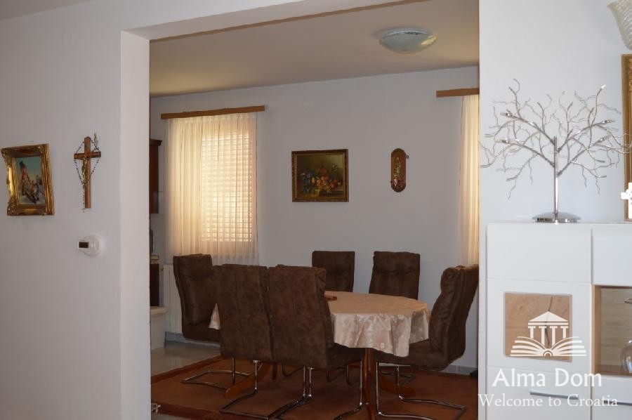 We are selling a house with five apartments in Medulin. 8