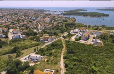 Građevinsko zemljište u Medulinu na Mukalbi u neposrednoj blizini mora i plaže.