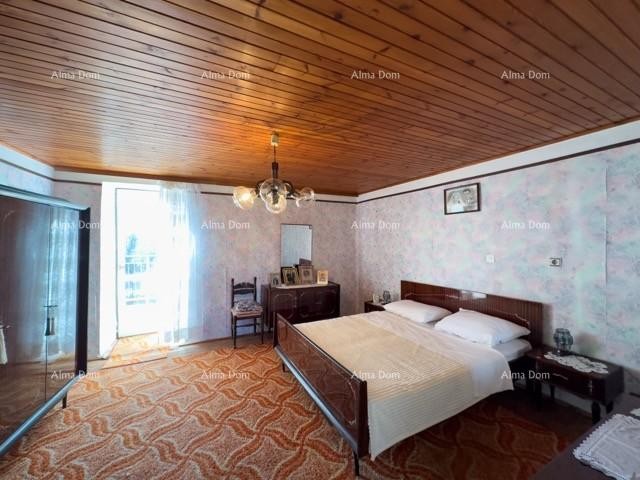 We are selling a large detached house with a spacious yard! 30