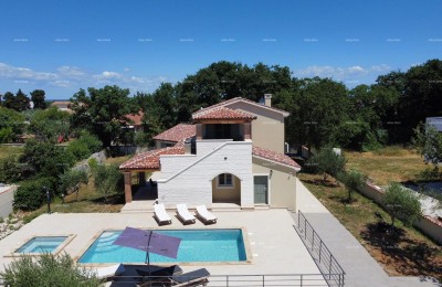 Prodaja - luksuzna vila s bazenom i jacuzzijem na prostornem dvorišču, Marčana!