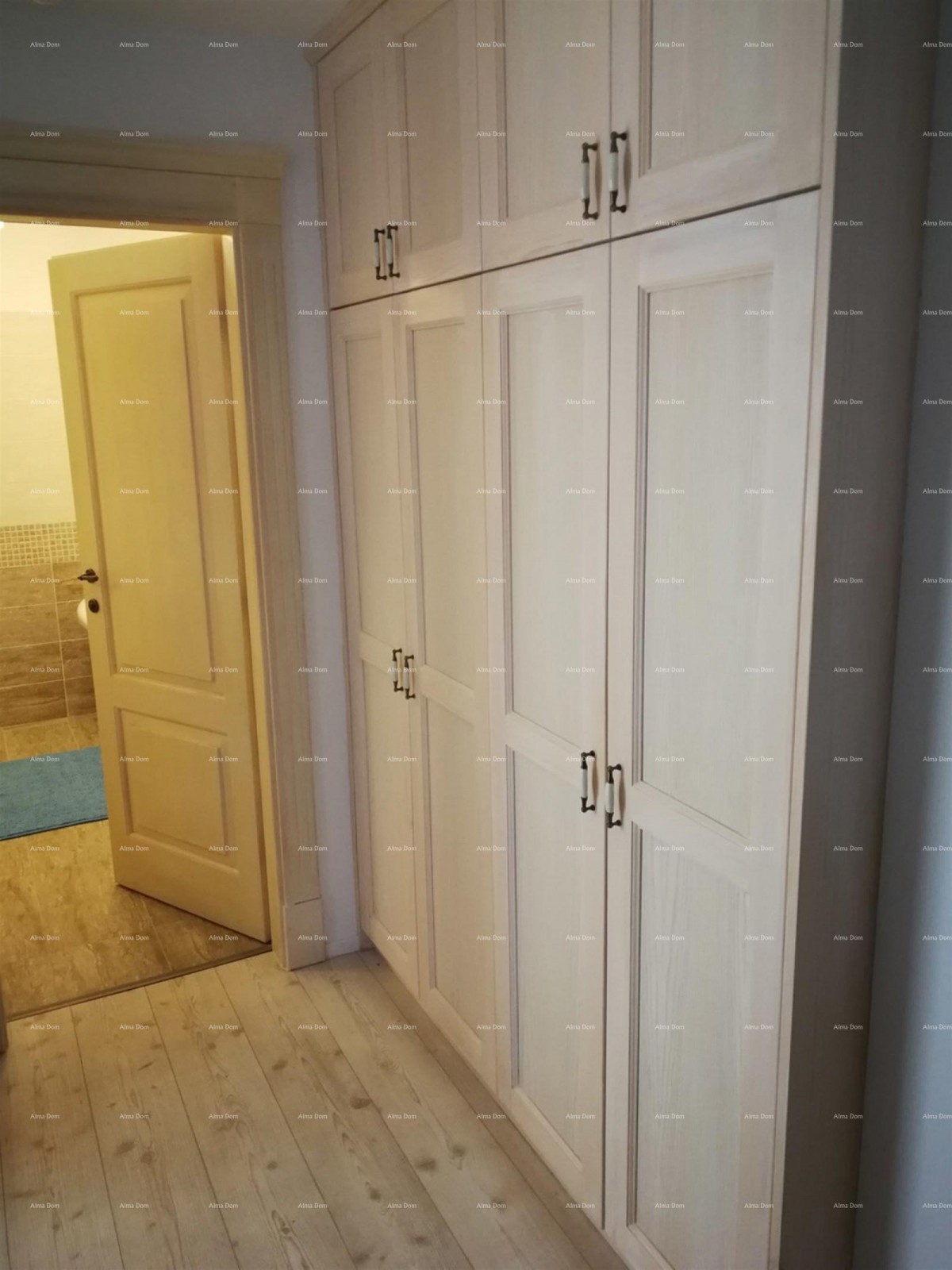 Лабин околица, Каменный дом с бассейном и большим двором 15