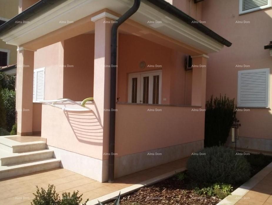 House with 5 apartments for sale with sea view, Premantura 1