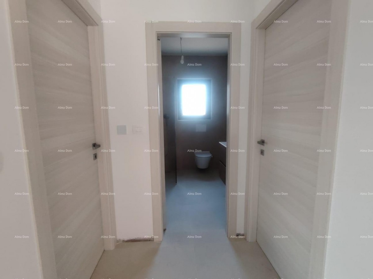 Moderni stan u novogradnji, USJELJIV, 500 m od mora translates to Italian as: 10