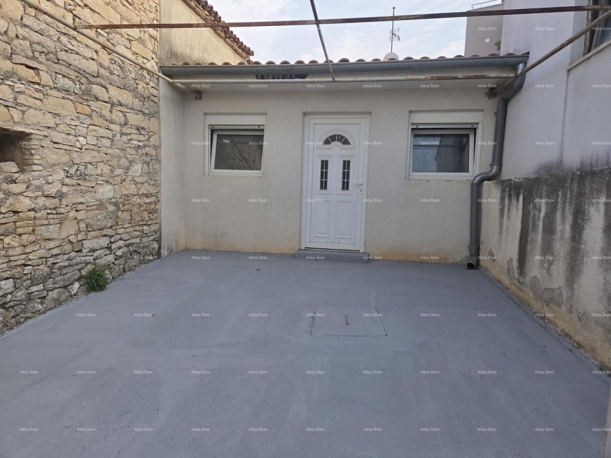 Na prodaju hiša v Ližnjanu – 27 m² z dvoriščem 1