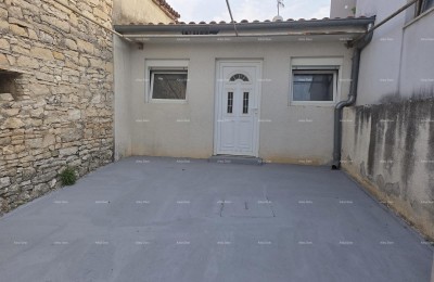 Na prodaju hiša v Ližnjanu – 27 m² z dvoriščem