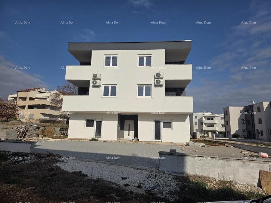 Prodaja hiše s tremi stanovi v Medulinu 1