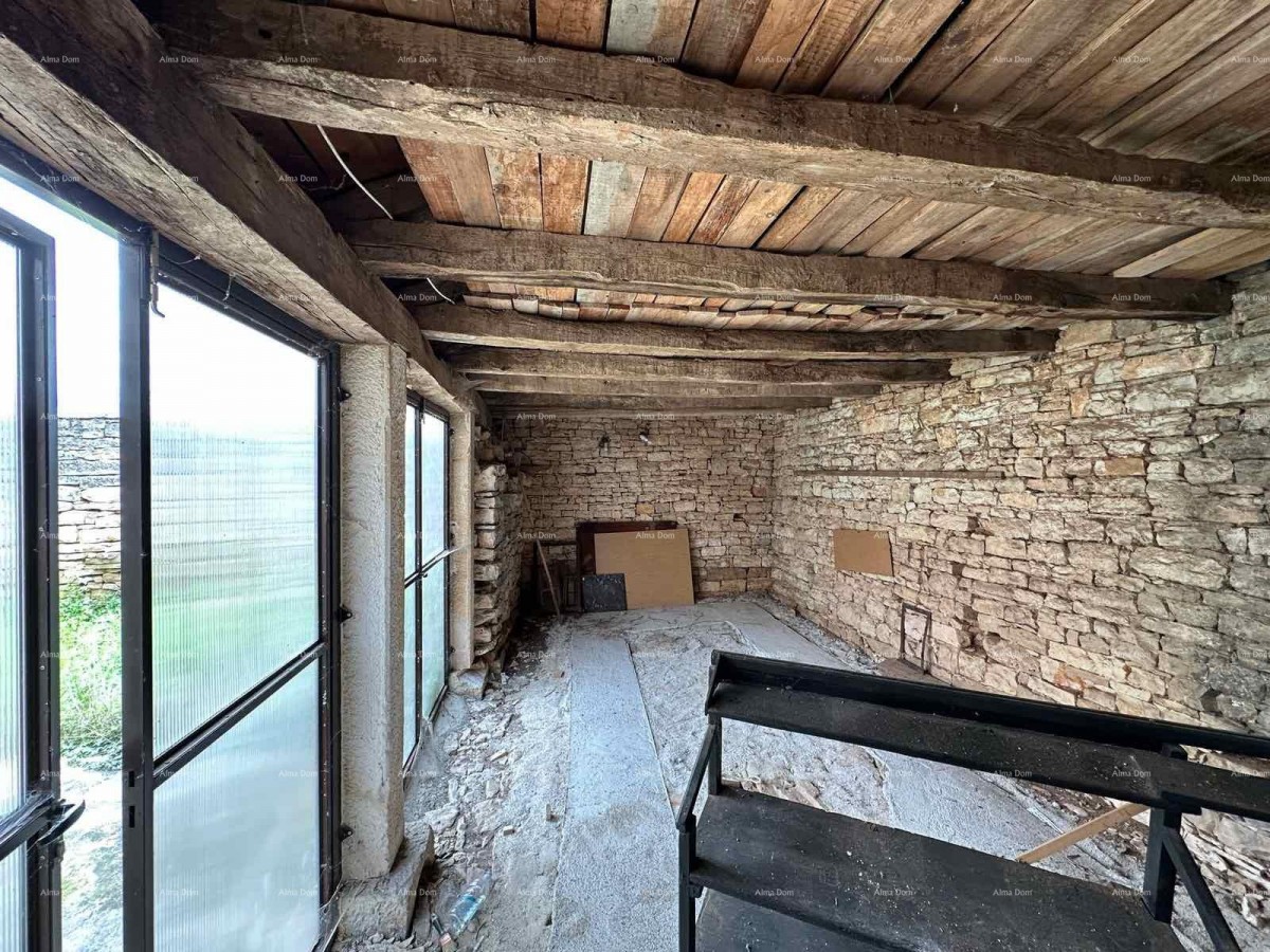 Prodajajo se dve stari kamniti hiši, v bližini mesta Poreč. 2