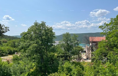 TRGET, GRAĐEVINSKO ZEMLJIŠTE – 924 m² S DELIMIČNIM POGLEDOM NA MORE