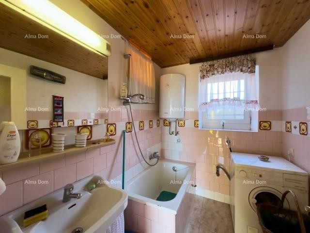 We are selling a large detached house with a spacious yard! 12