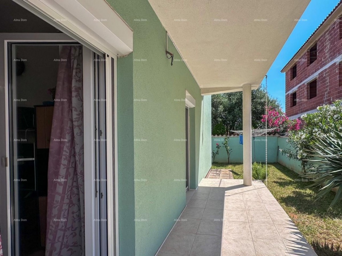 Prodajemo kuću sa dva stana u Valbandonu. 37