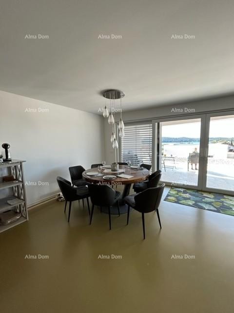 A beautiful villa with a sea view. POMER 13