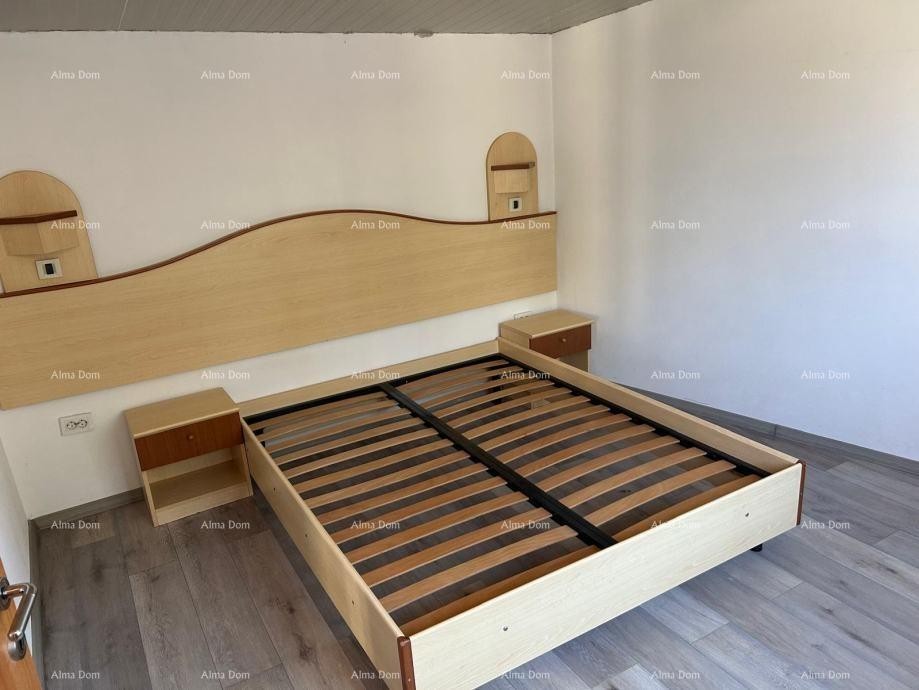 Pula – Valdebek, nezavršena prizemnica s okućnicom 8